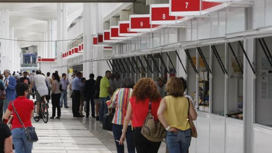 Visitantes en la Feria del Libro de Málaga.