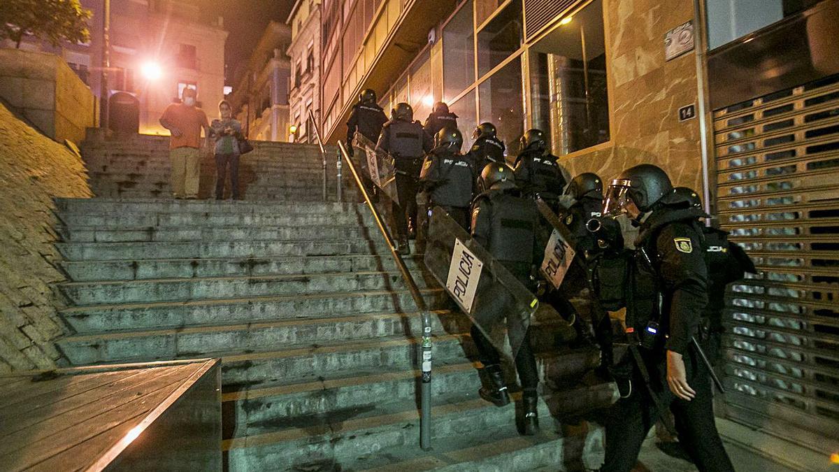 Los agentes policiales persiguieron a los manifestantes para garantizar el orden público. | HÉCTOR FUENTES