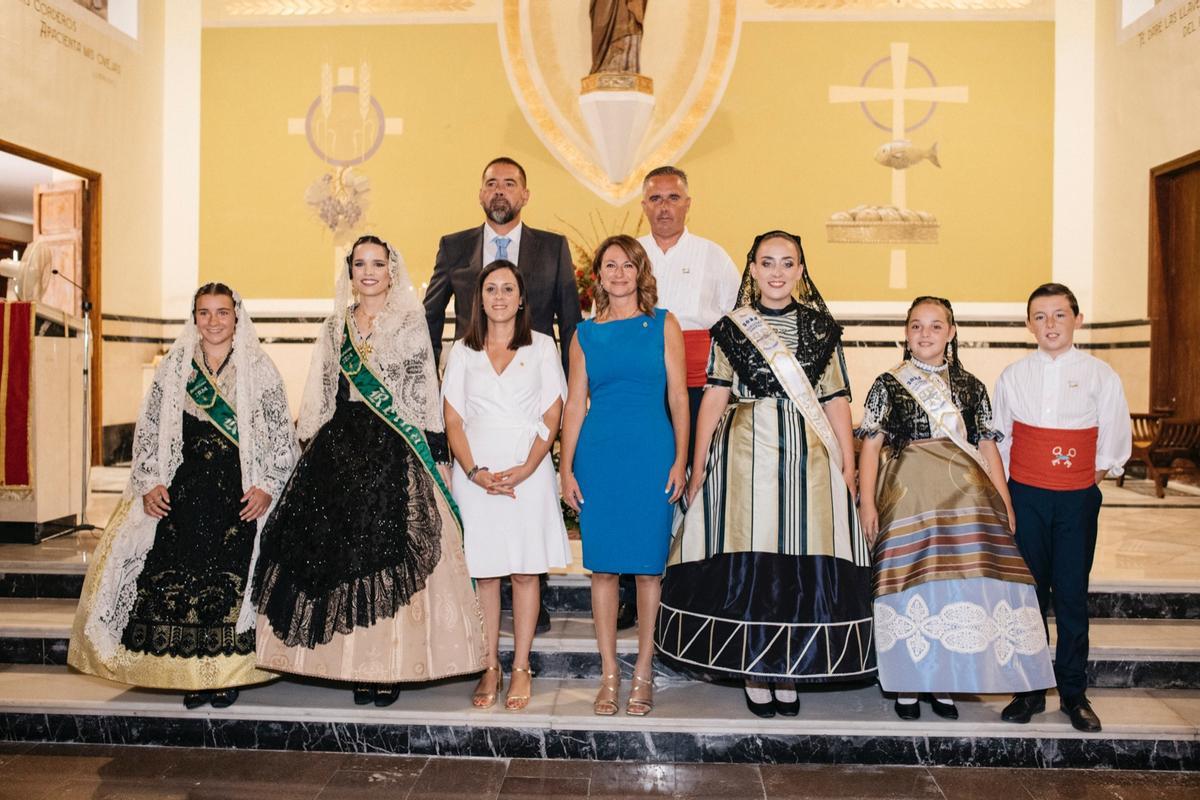 La alcaldesa de Castelló junto a las reinas del Grau y de la Magdalena en la misa que se ha oficiado hoy por la mañana.
