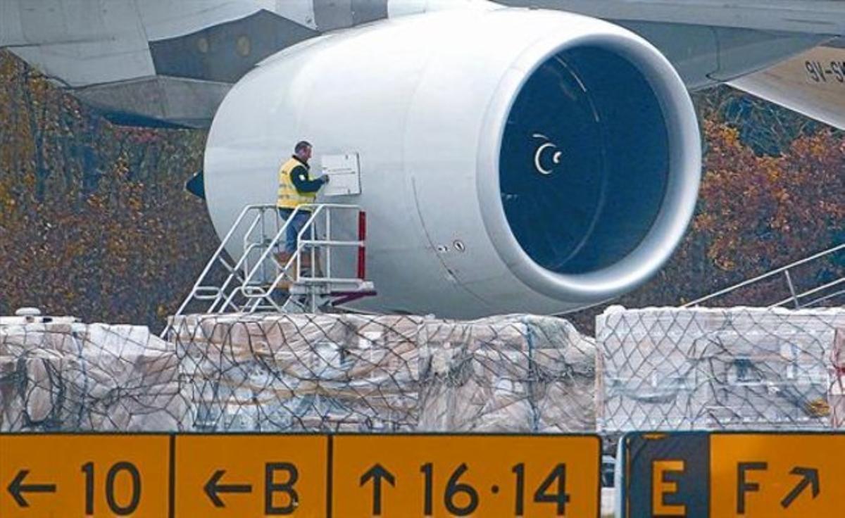 Un tècnic inspecciona un motor Rolls Royce Trent 900 en un Airbus A-380 de Singapore Airlines, després d’aterrar a l’aeroport de Zuric, ahir. Un tècnic inspecciona un motor Rolls Royce Trent 900 en un Airbus A-380 de Singapore Airlines, després d’aterrar a l’aeroport de Zuric, ahir.