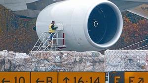 Un tècnic inspecciona un motor Rolls Royce Trent 900 en un Airbus A-380 de Singapore Airlines, després d’aterrar a l’aeroport de Zuric, ahir.
