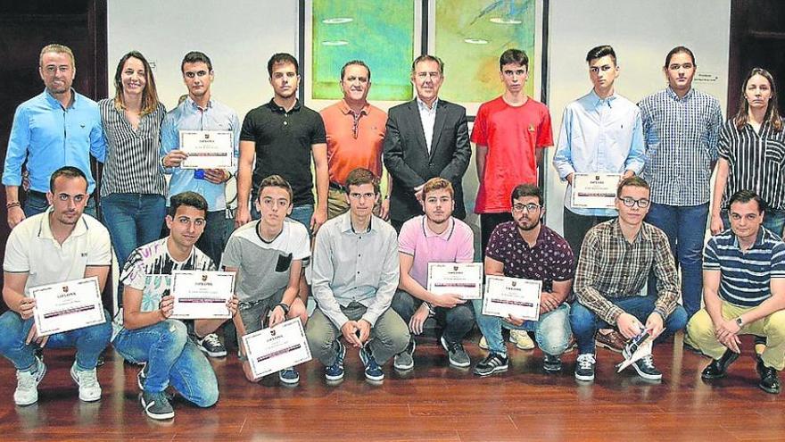 Entrega de diplomas a los nuevos árbitros de fútbol sala