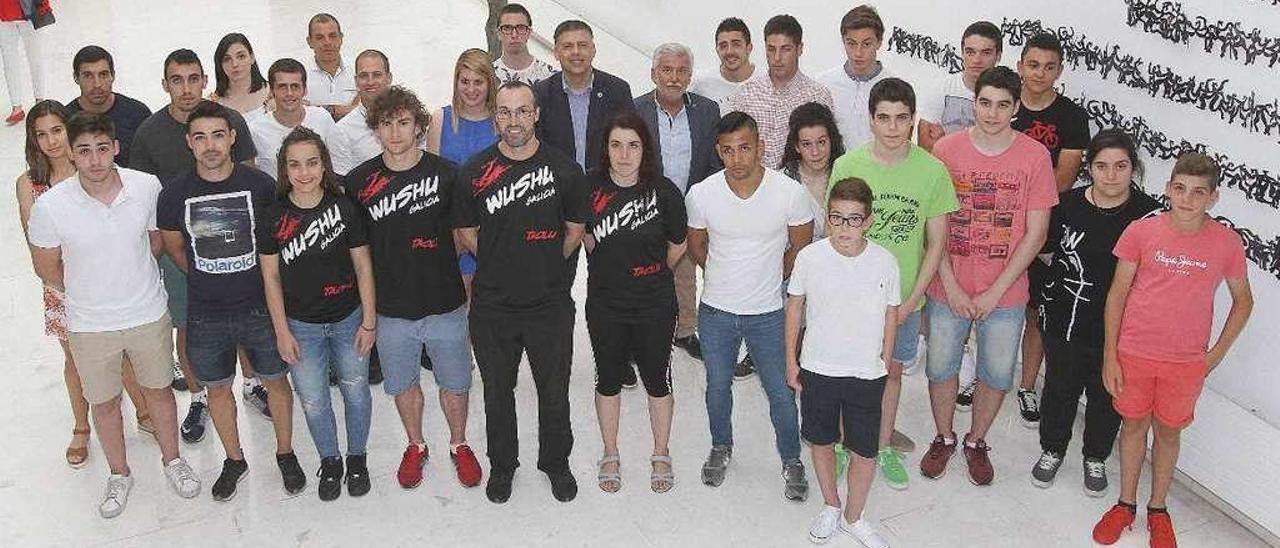 Foto de familia de los deportistas premiados con el vicepresidente de la Diputación. // Iñaki Osorio