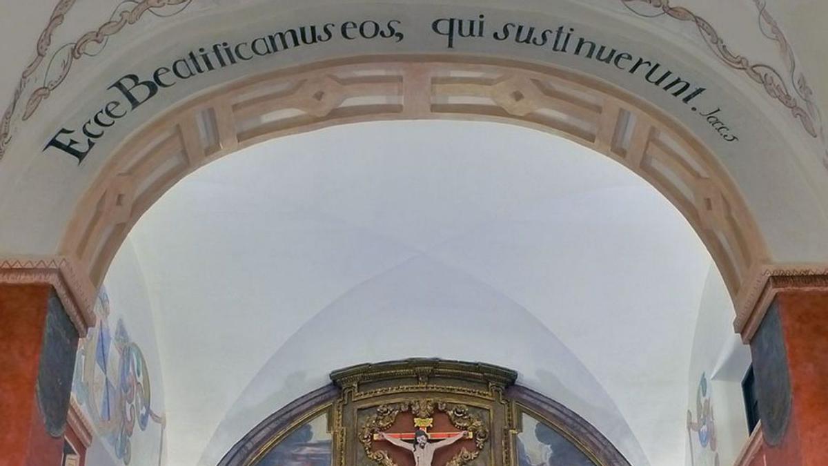 El arco con los dos escudos en la Divina Pastora.