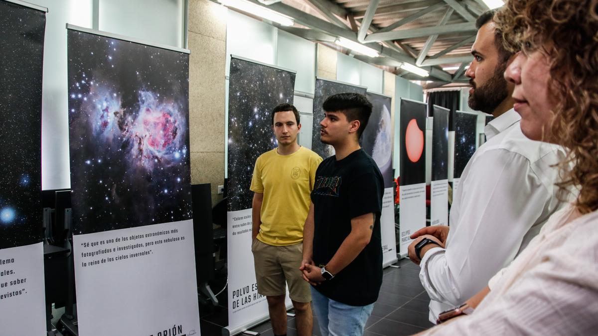 Los protagonistas de la exposición junto al regidor cacereño, Luis Salaya.