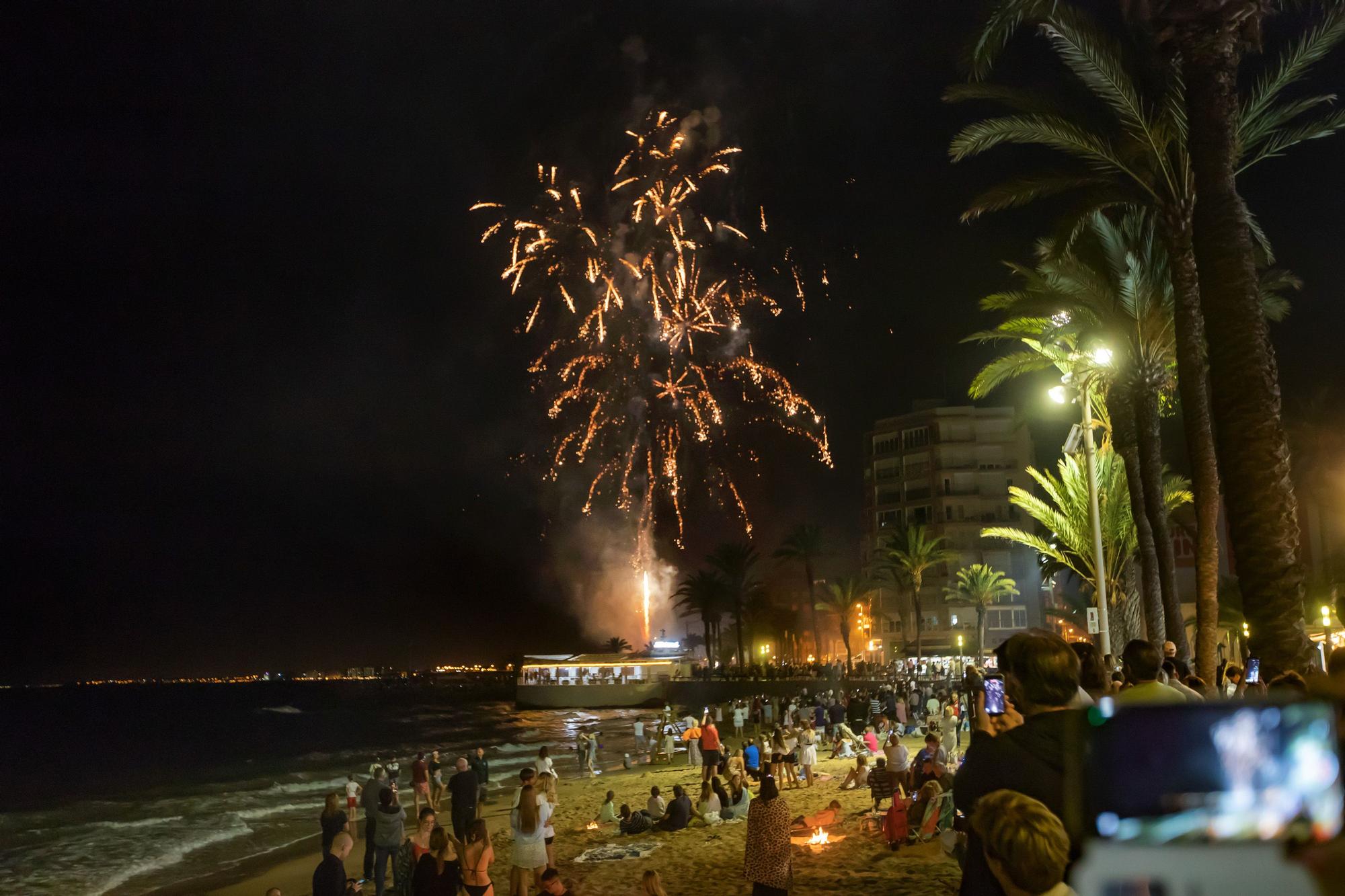 Espectacular castillo de fuegos en Torrevieja por la noche de San Juan