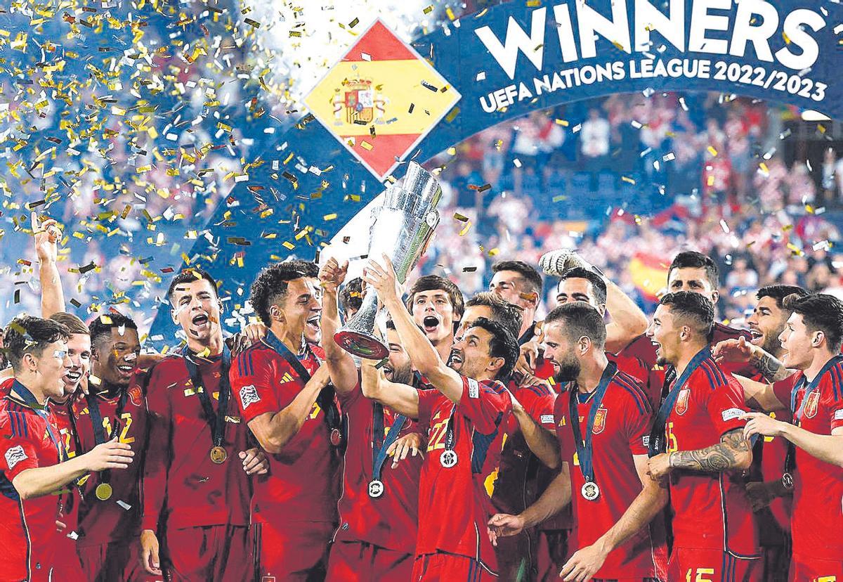 La selección española levanta el trofeo de la Nations League.