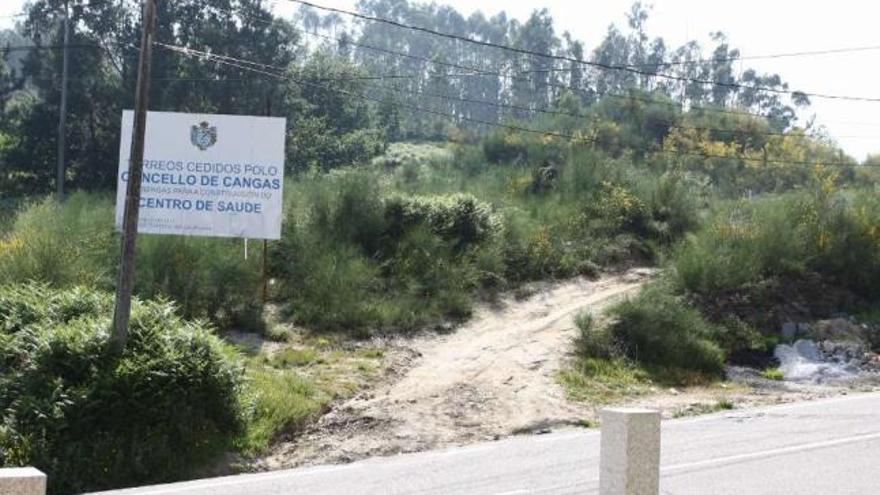 La maleza cubre los terrenos comprados para el centro de salud de Aldán-O Hío.  // G.Núñez