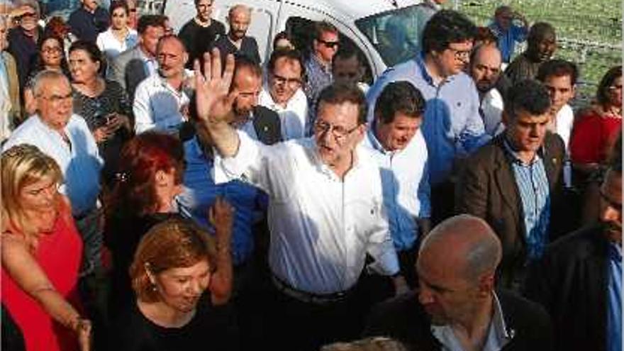 Mariano Rajoy va fer una passejada per Torrevella en el primer dia de campanya.
