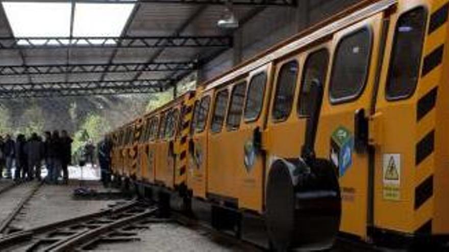 El tren turístico de Samuño, principal atracción del futuro ecomuseo minero.