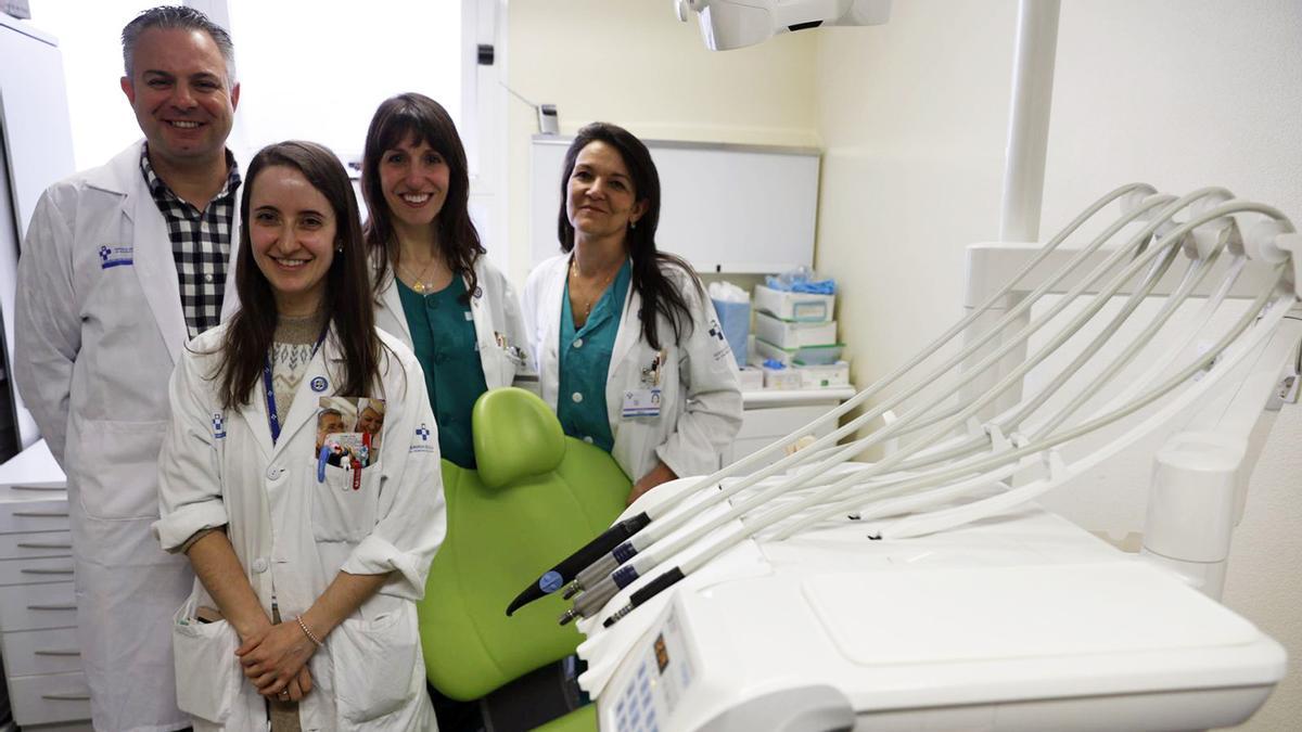 Por la izquierda, Alejandro Pelaz, Laura Rúa, Lorena Gallego y Elena Álvarez, en una de las consultas del servicio de Cirugía Oral y Maxilofacial del Hospital Universitario de Cabueñes.