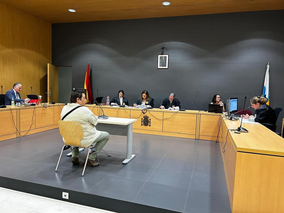 Ibán Uriarte -a la izquierda-, durante la celebración de un juicio por tráfico de drogas en la Sección Segunda de la Audiencia Provincial de Las Palmas.