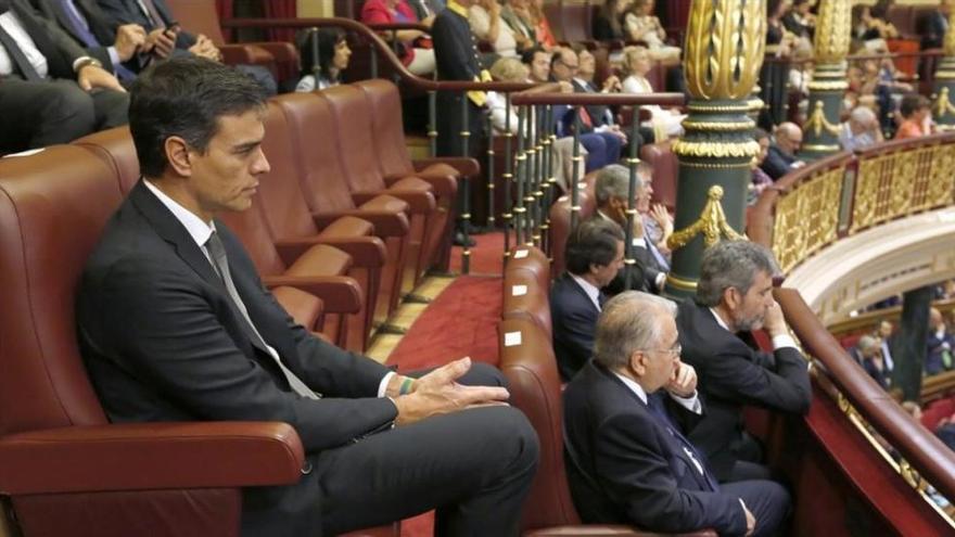 Sánchez, solitario líder de la oposición en la tribuna de autoridades