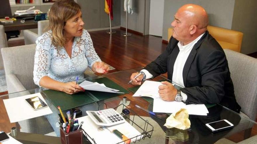 Mato y Santiso, ayer, en la firma del convenio.