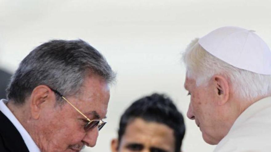 El Papa toma las manos del presidente Raúl Castro a su llegada ayer a Cuba.