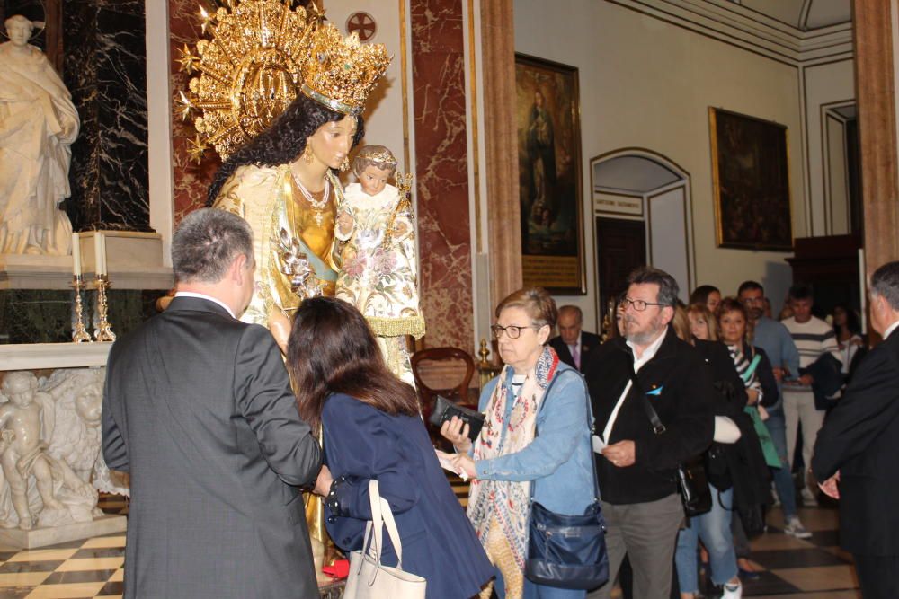 Besamanos de la Virgen de los Desamparados hasta la madrugada