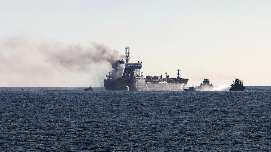 Un barco que transportaba combustible, en llamas, frente a Oporto