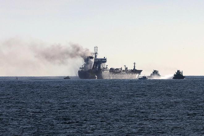 Un barco que transportaba combustible, en llamas, frente a Oporto