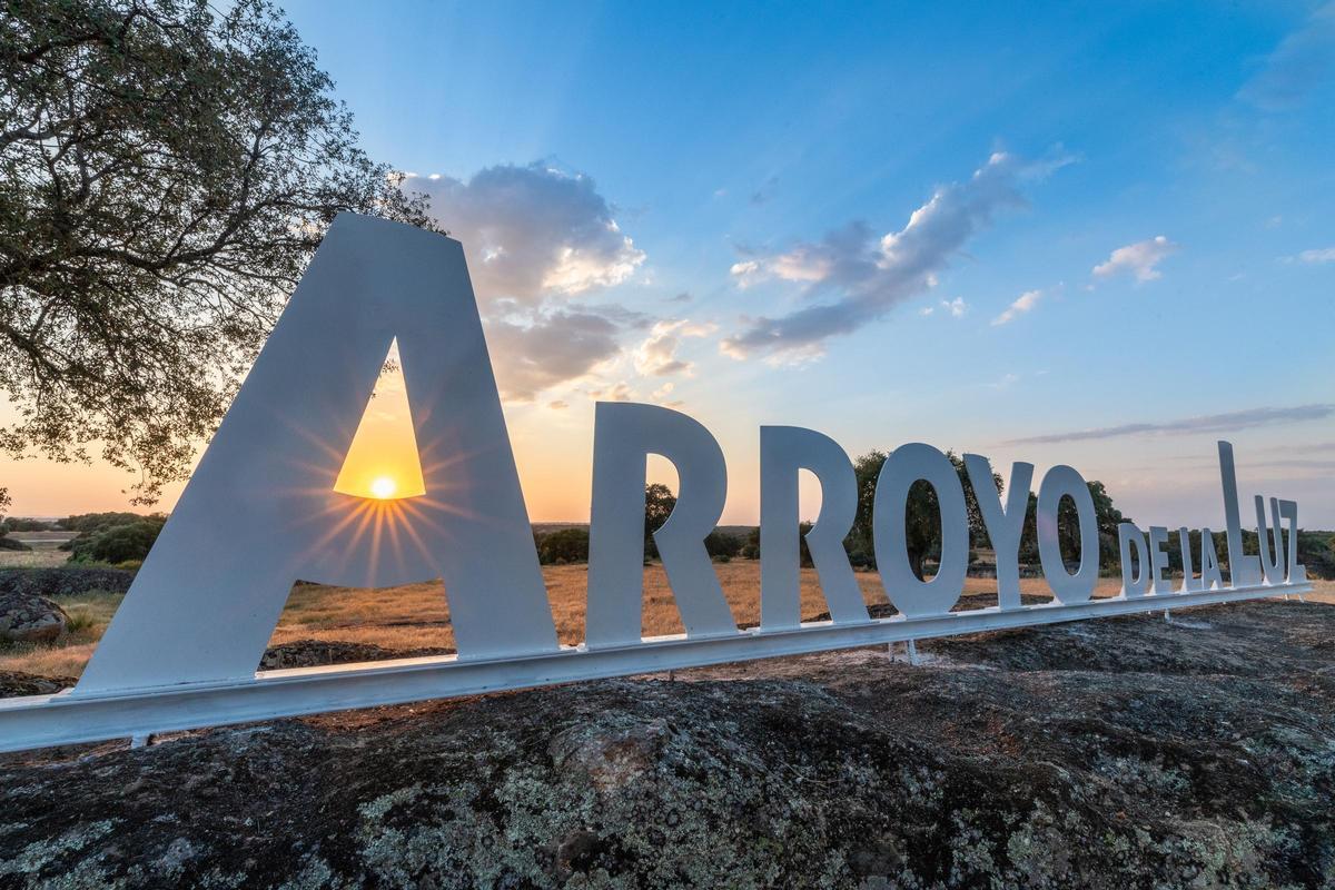 Espectacular puesta de sol junto a las letras turísticas en la dehesa.