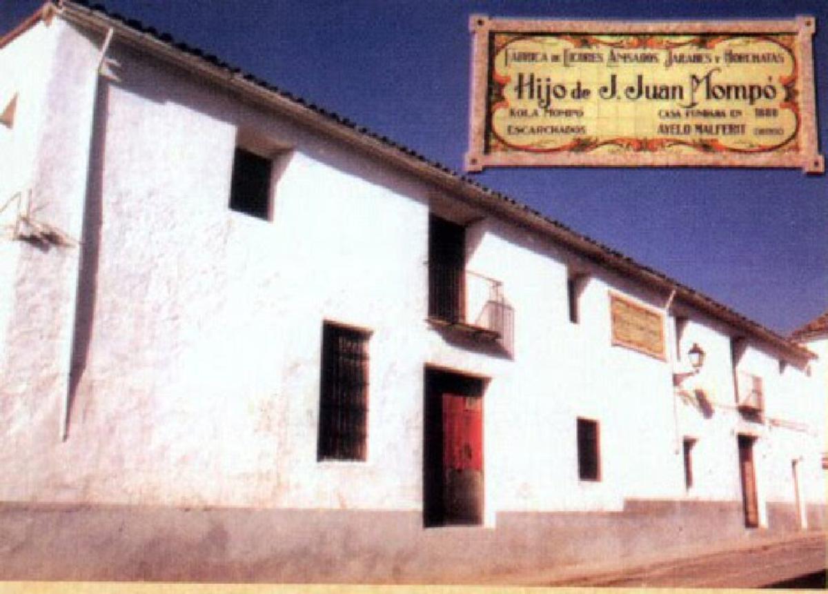 Edificio de Destilería Ayelo con su cartel emblemático