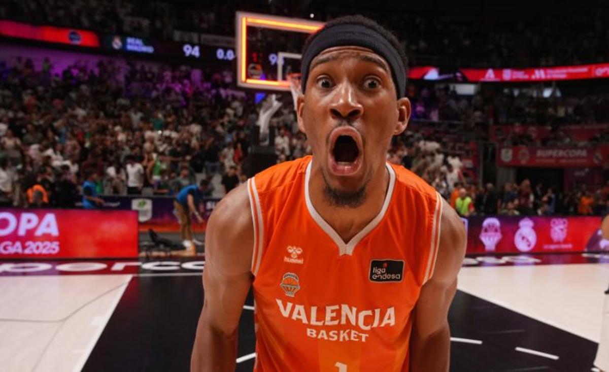 Kameron Taylor celebrates Valencia Basket's victory with joy.