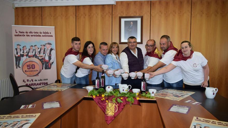 David Castro, en el centro, junto a miembros de la comisión organizadora, ayer en el Concello de Ribadumia. |   // CEDIDA