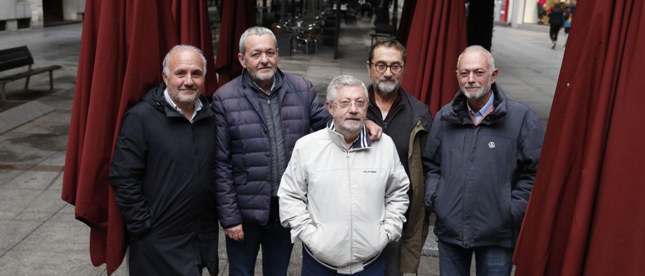 Por la izquierda, César Iglesias, José Luis Argüelles, Fernando Menéndez, Álvaro Díaz Huici y Pedro Luis Menéndez, en la calle Corrida. | Á. G.