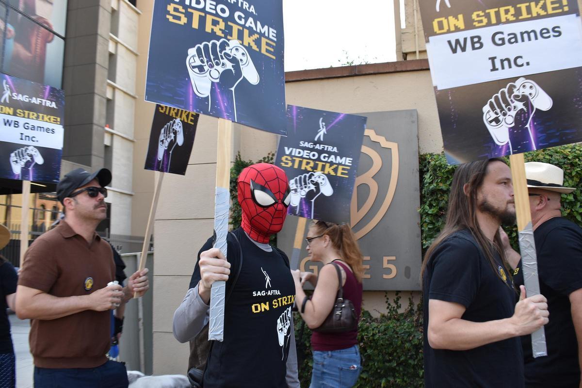 Hollywood vuelve a los piquetes por preocupaciones de artistas de videojuegos sobre la IA.
