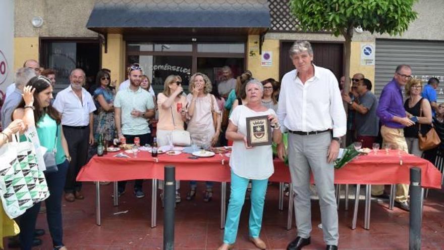 Amelia Gil se jubila tras 32 años de trabajo en el Consistorio de Sedaví