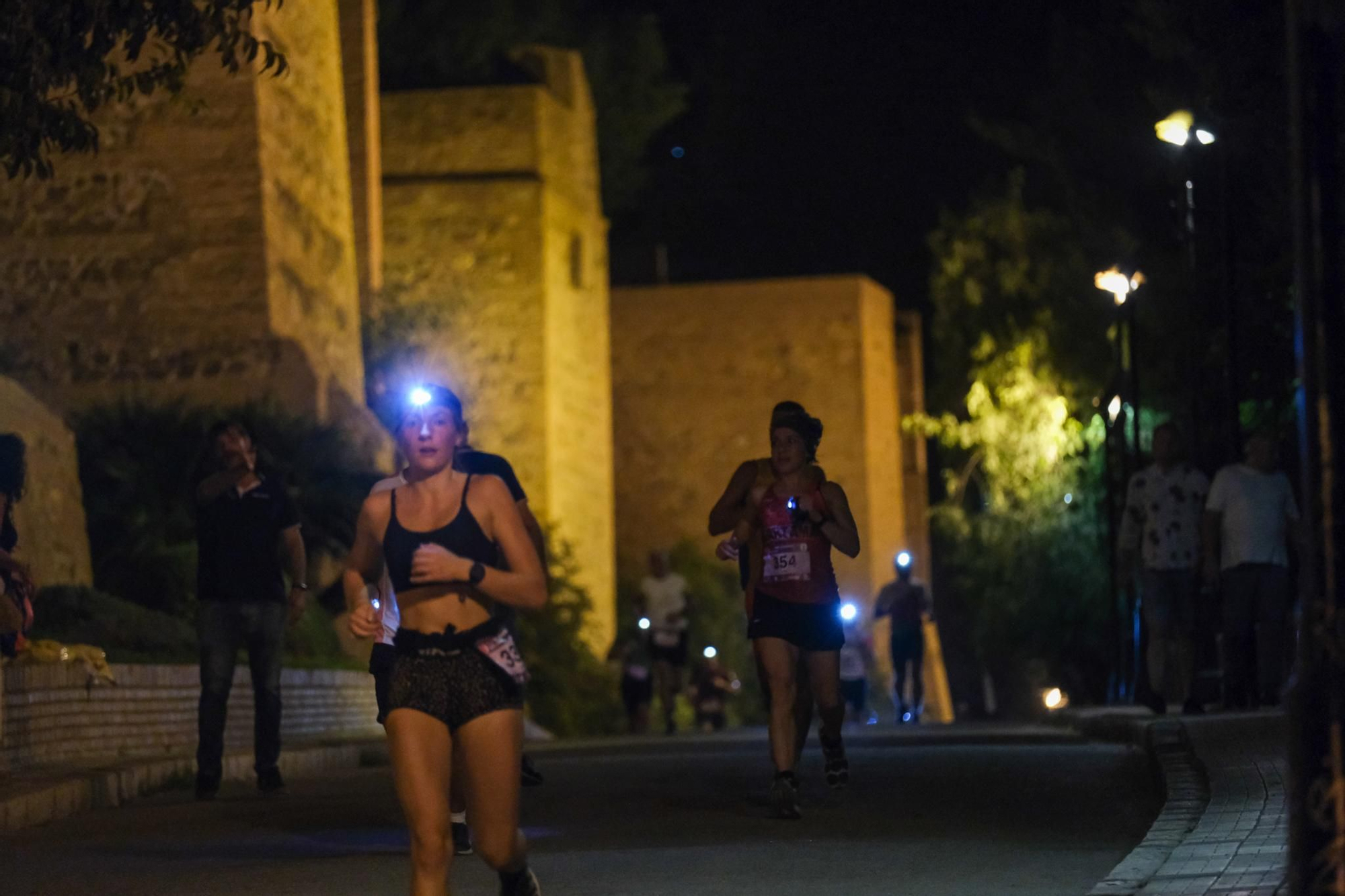 La carrera nocturna Mlk Trail & Tahermo llena de corredores el entorno de Gibralfaro