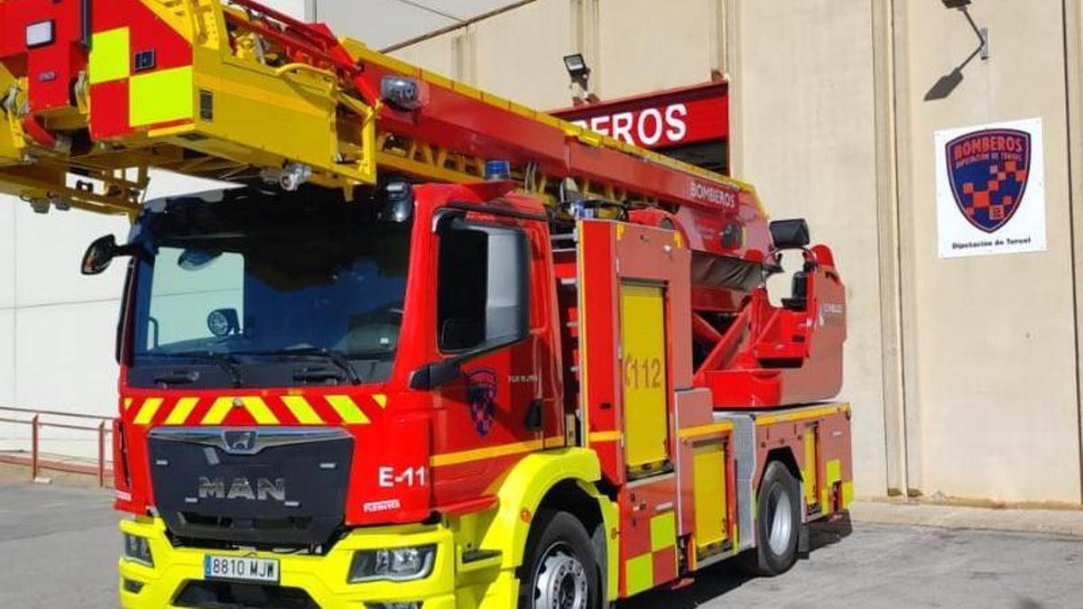 Un camión de bomberos en un parque turolense.