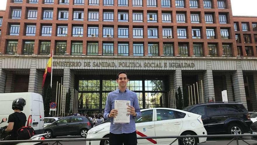 Sergio Martín Blanco, a las puertas del Ministerio de Sanidad, con su credencial.