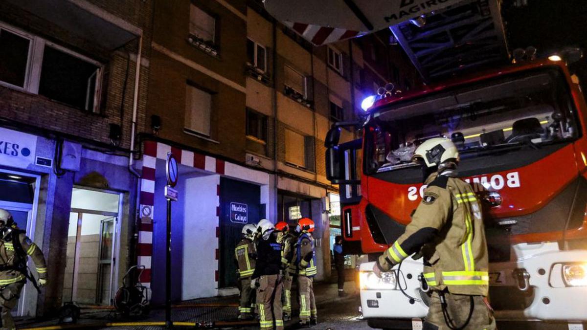 Bomberos ante el inmueble incendiado. | Irma Collín