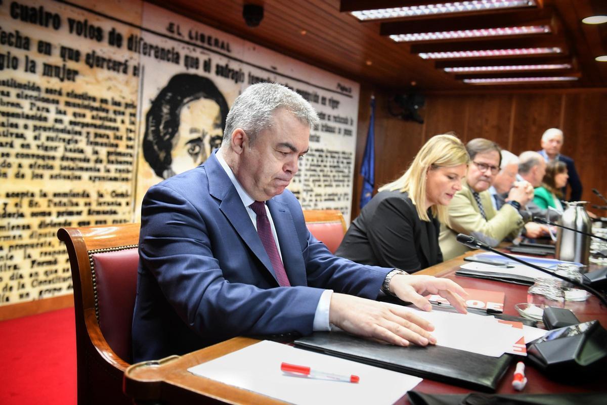 Archivo - El diputado del PSOE, Santos Cerdán (1i), comparece durante la Comisión de Investigación sobre los contratos públicos realizados durante la pandemia de covid-19, en el Senado, a 30 de abril de 2024, en Madrid (España).