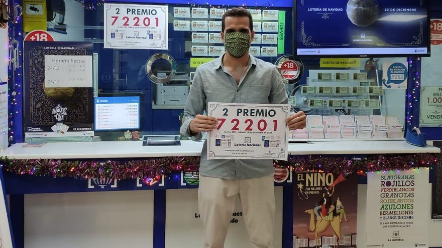 Ernesto Alvarado con el cartel del segundo premio de la Lotería Nacional de hoy sábado, 18 de diciembre.