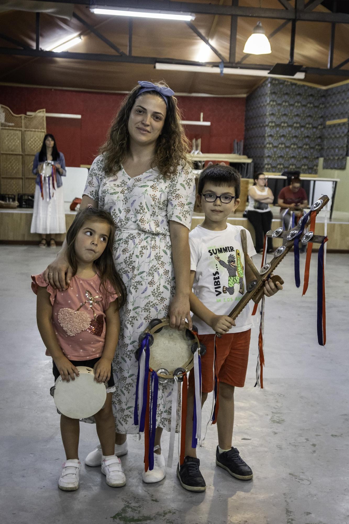 Susana Figueiras, con sus hijos Xián y Uxía.
