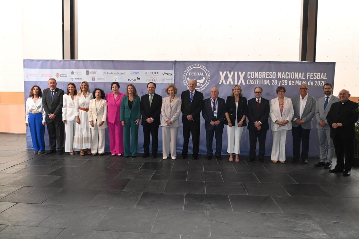 La reina con las autoridades asistentes al acto de la inauguración del XXIX Congreso Nacional Fesbal.