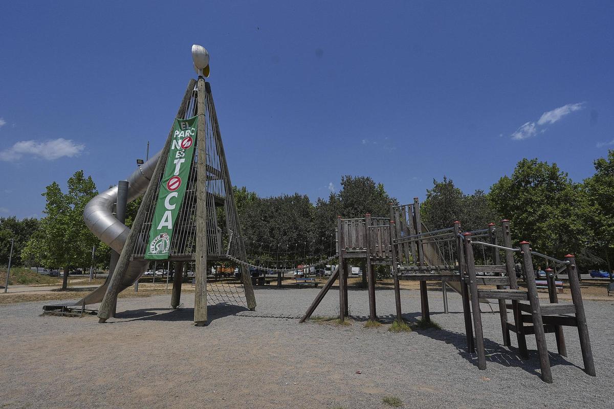 El parc Jordi Vilamitjana, amb una pancarta que demana la preservació de l'espai.