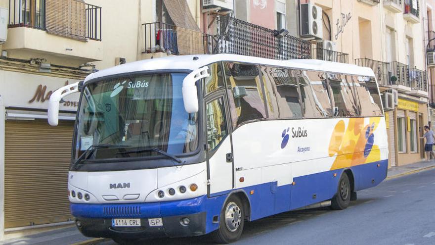 El autobús interurbano de Xixona en la parada de la calle del Vall