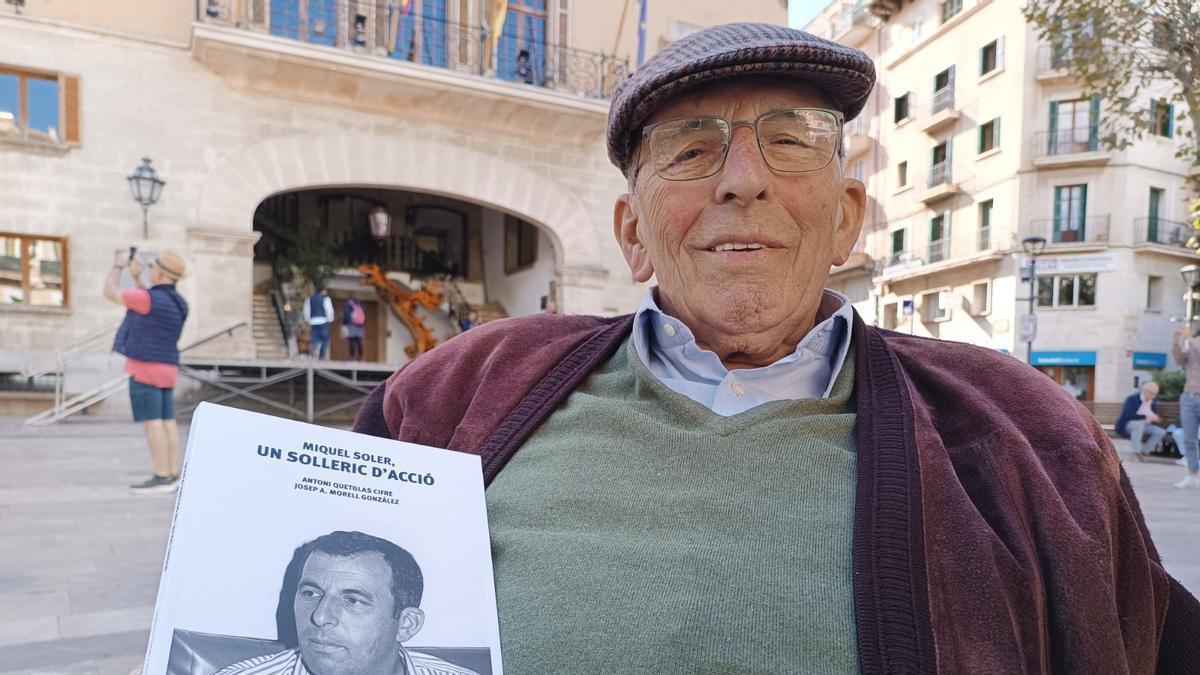 Miquel Soler posa con el libro 'Un solleric d'acció'.