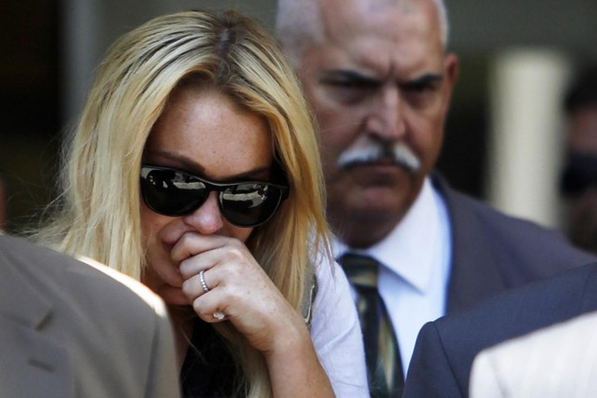 Una afectada Lohan abandona el tribunal de Beverly Hills tras conocer que el 20 de julio deberá presentarse a las autoridades para cumplir condena.