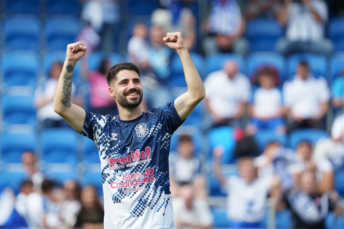 El exrojiblanco, Cris Montes, celebra el ascenso del equipo a Segunda División.