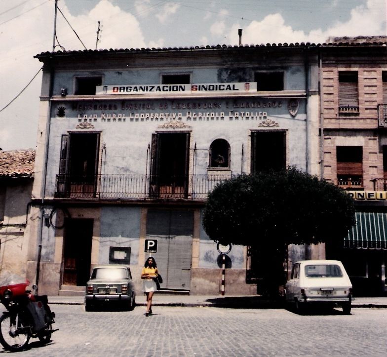 1973. Edificio de la Hermandad Sindical Agraria entre la confitería y el garaje de Montescar (Calle Joaquín Mª López, Villena).