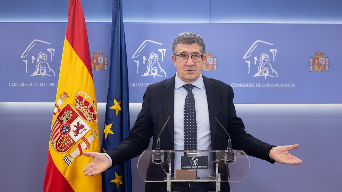 El portavoz del PSOE en el Congreso, Patxi López, durante una rueda de prensa anterior a la Junta de Portavoces, en el Congreso de los Diputados, a 19 de marzo de 2024, en Madrid (España).