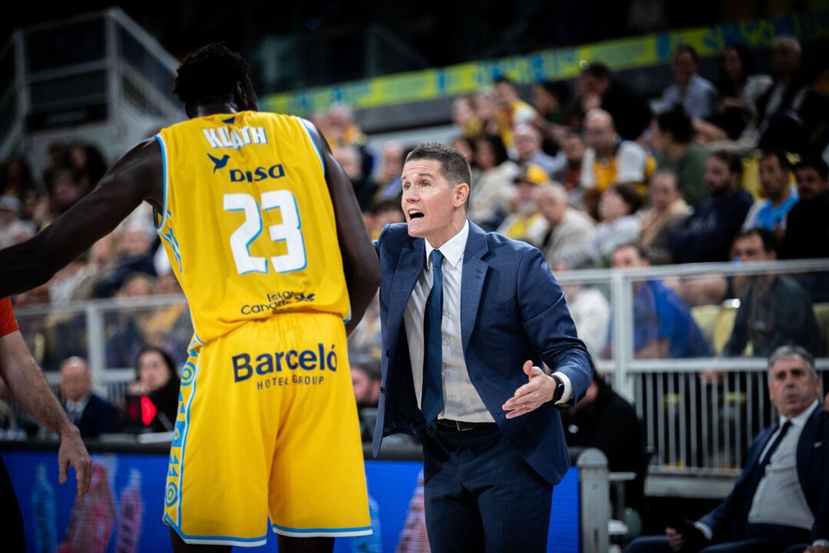Jaka Lakovic da instrucciones a Kur Kuath durante el encuentro ante el Valencia.