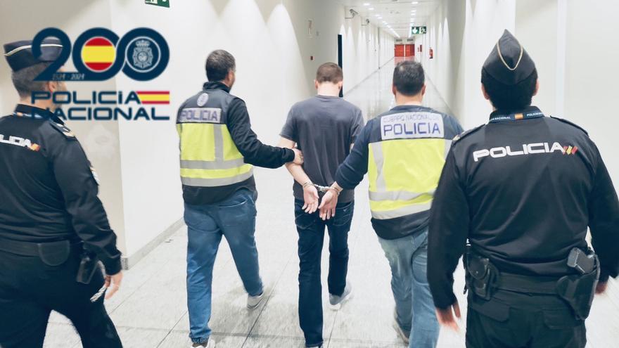 Detienen en el aeropuerto de Alicante-Elche a un fugitivo de Estados Unidos que ganó 30 millones por un fraude electrónico