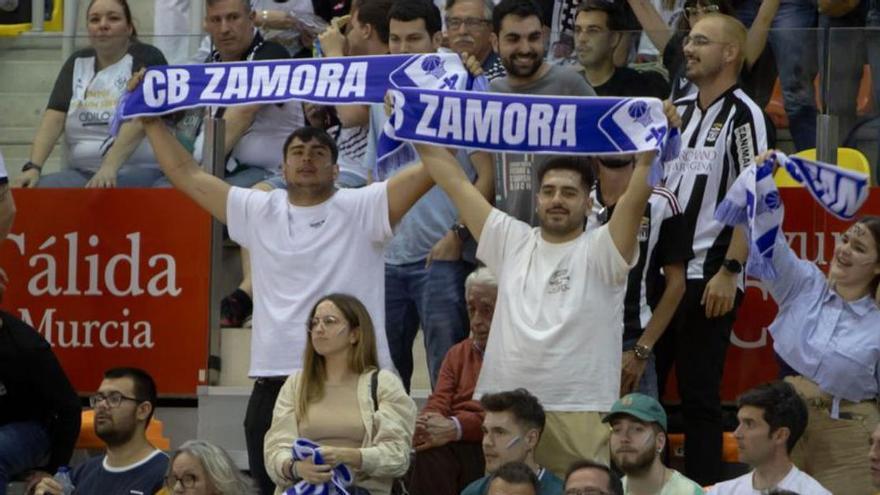 Los aficionados del CB Zamora apoyan a su equipo con sus bufandas. | Loyola Pérez de Villegas