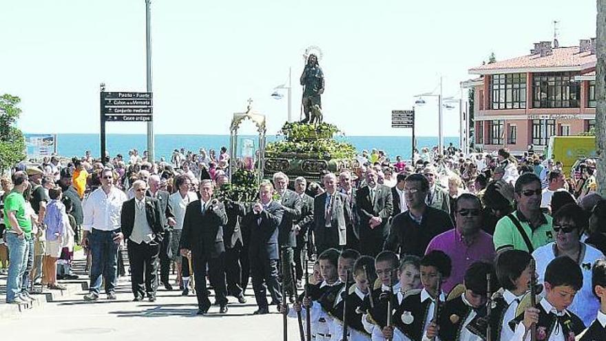 La procesión de San Roque, a su paso por las inmediaciones de la playa de El Sablón.