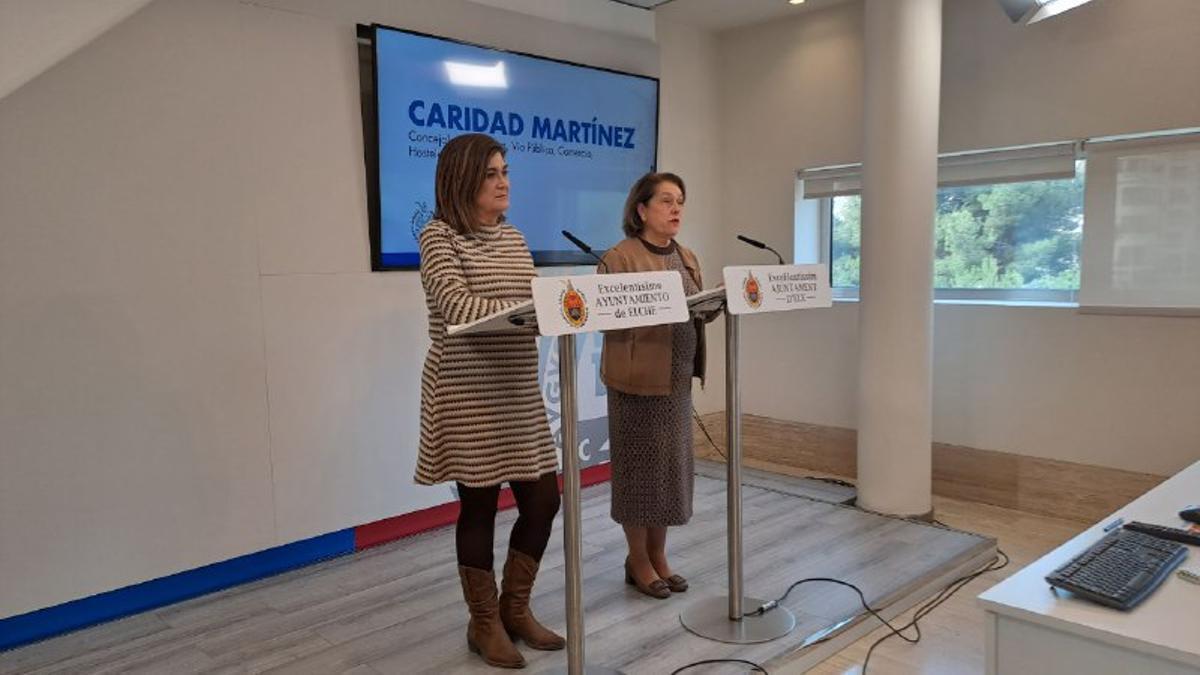 Marga y Caridad Martínez, en la comparecencia de hoy para hablar de la situación en el área de Mujer del Ayuntamiento de Elche