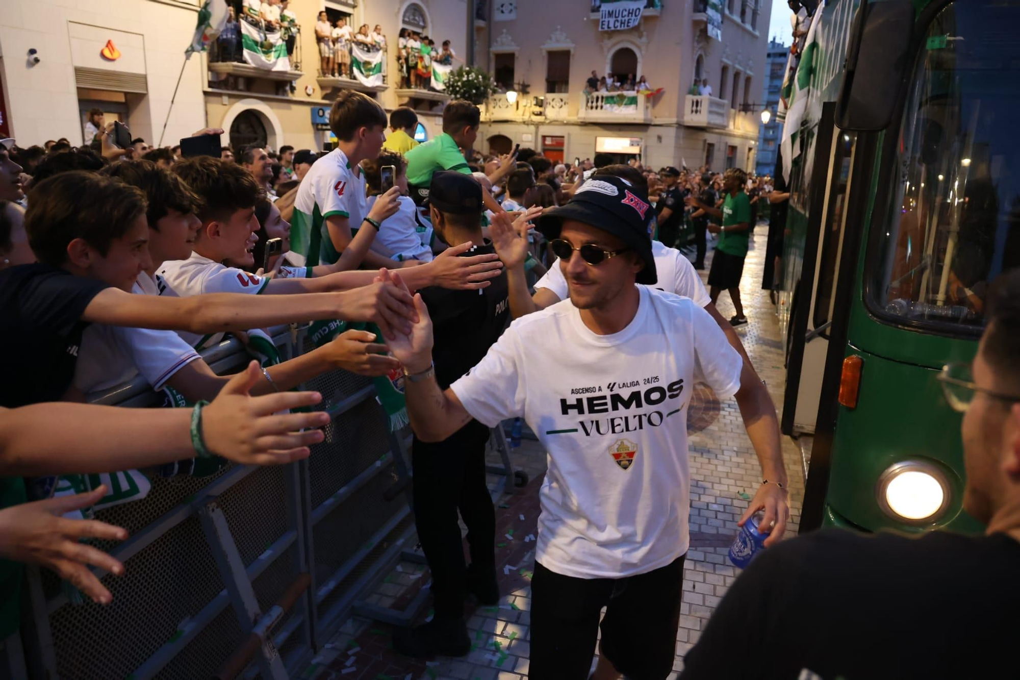 El Elche CF celebra el ascenso a Primera con una rúa en autobús hasta la Plaça de Baix